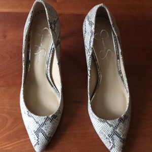 🌟 NWOT. Jessica Simpson snakeskin heels